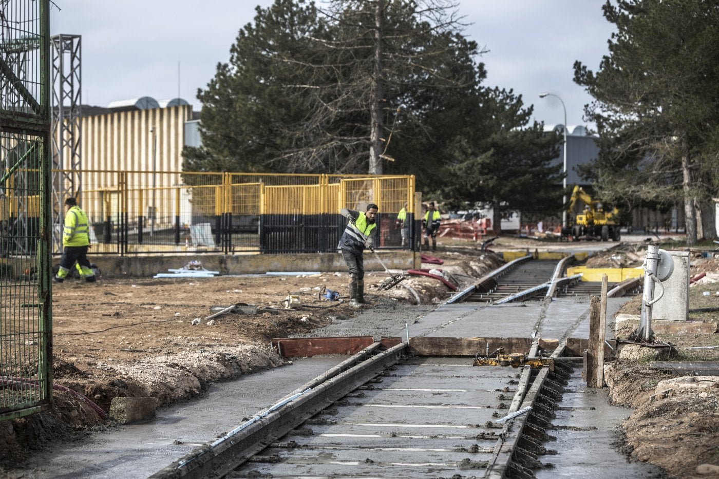 Trabajos de adaptación de la vía ferroviaria con el edificio de Transportes Royo al fondo. 