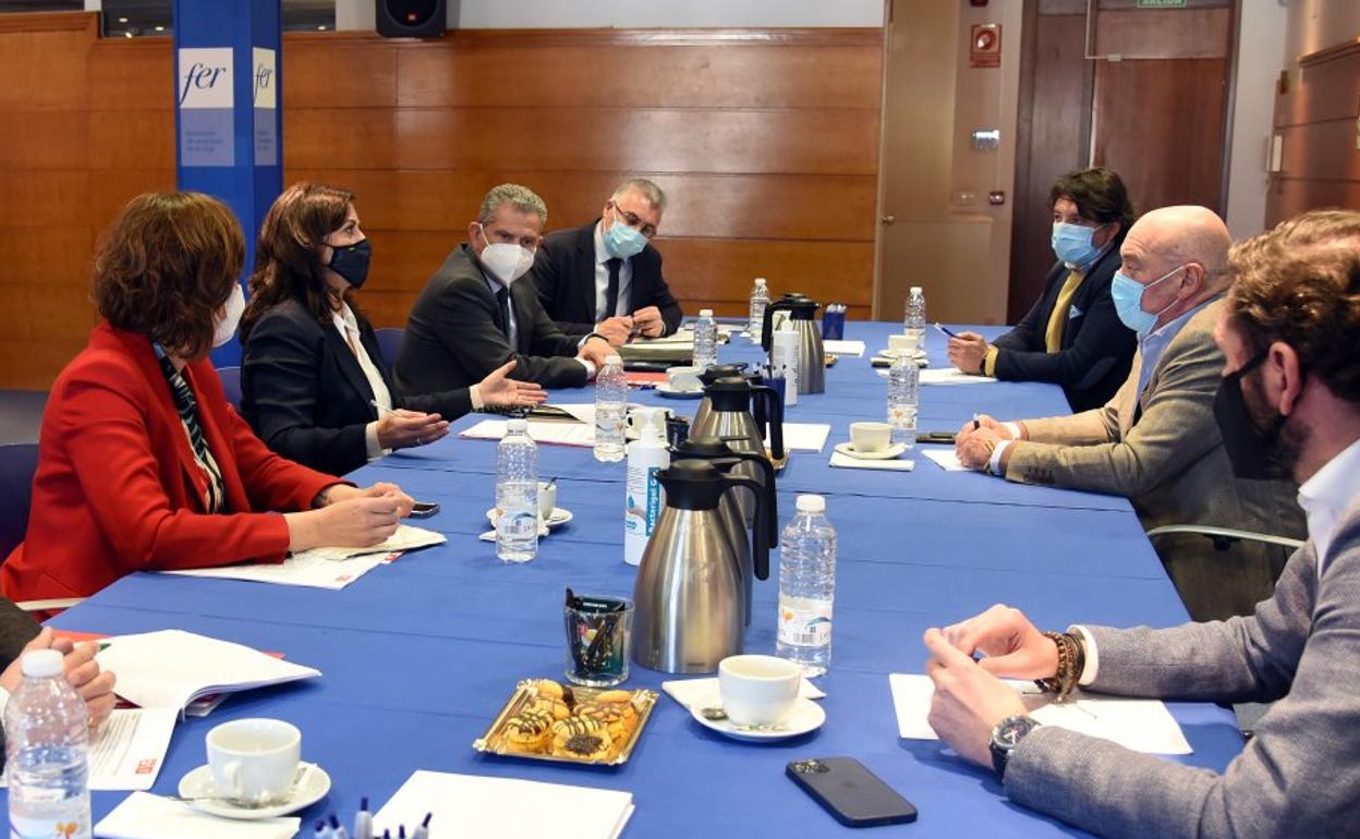 Un momento del encuentro entre la dirección de la FER y del PSOE regional celebrado ayer en la sede de la patronal riojana. 