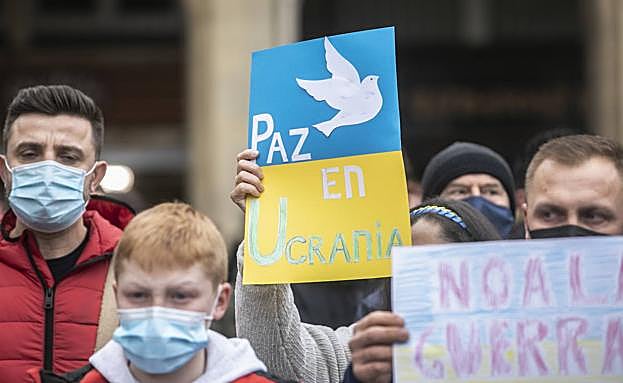 Concentración de apoyo a Ucrania en la plaza del Mercado de Logroño, el domingo. 