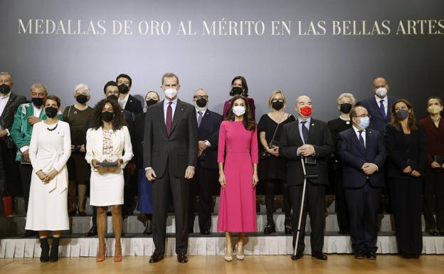 Los Reyes, con los galardonados con las Medallas de Oro a las Bellas Artes, este miércoles en Pamplona.