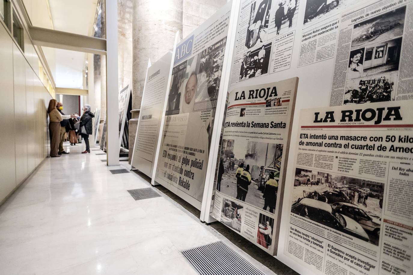 El Parlamento de La Rioja acoge la exposición 'El terror a portada', organizada por Vocento, la Fundación Víctimas del Terrorismo y el Centro Memorial de las Víctimas del Terrorismo. 