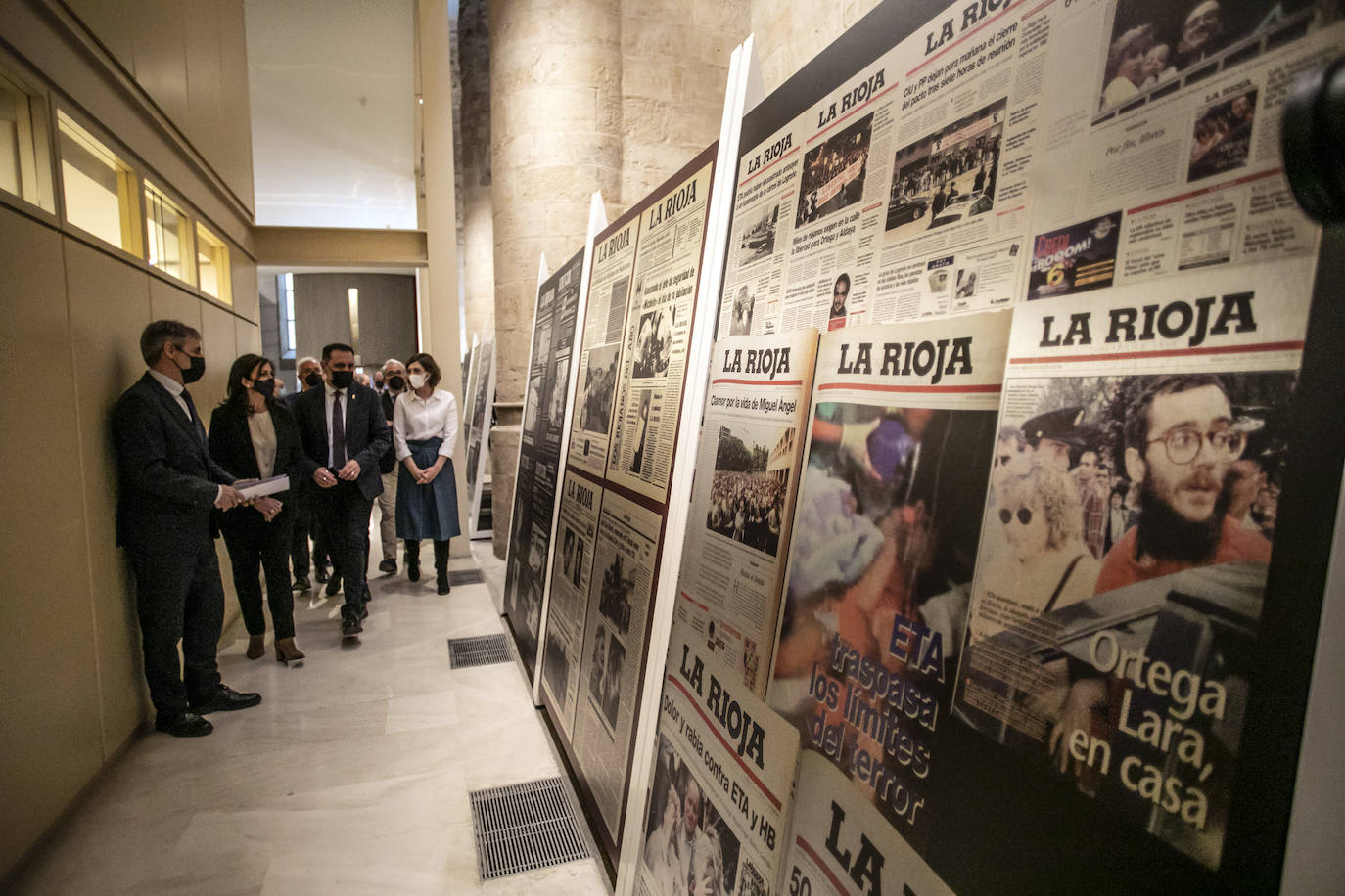 El Parlamento de La Rioja acoge la exposición 'El terror a portada', organizada por Vocento, la Fundación Víctimas del Terrorismo y el Centro Memorial de las Víctimas del Terrorismo. 