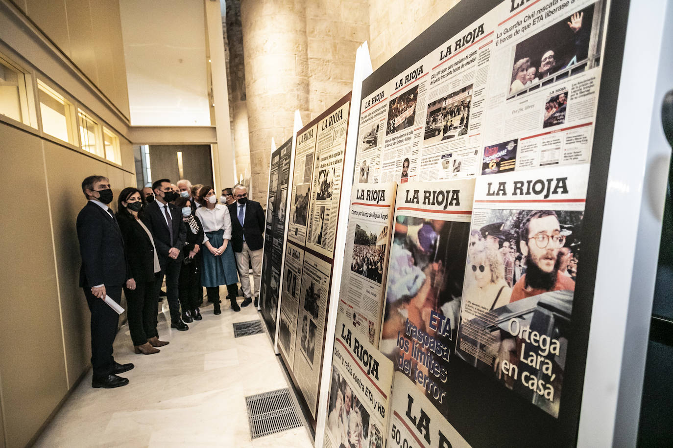 El Parlamento de La Rioja acoge la exposición 'El terror a portada', organizada por Vocento, la Fundación Víctimas del Terrorismo y el Centro Memorial de las Víctimas del Terrorismo. 