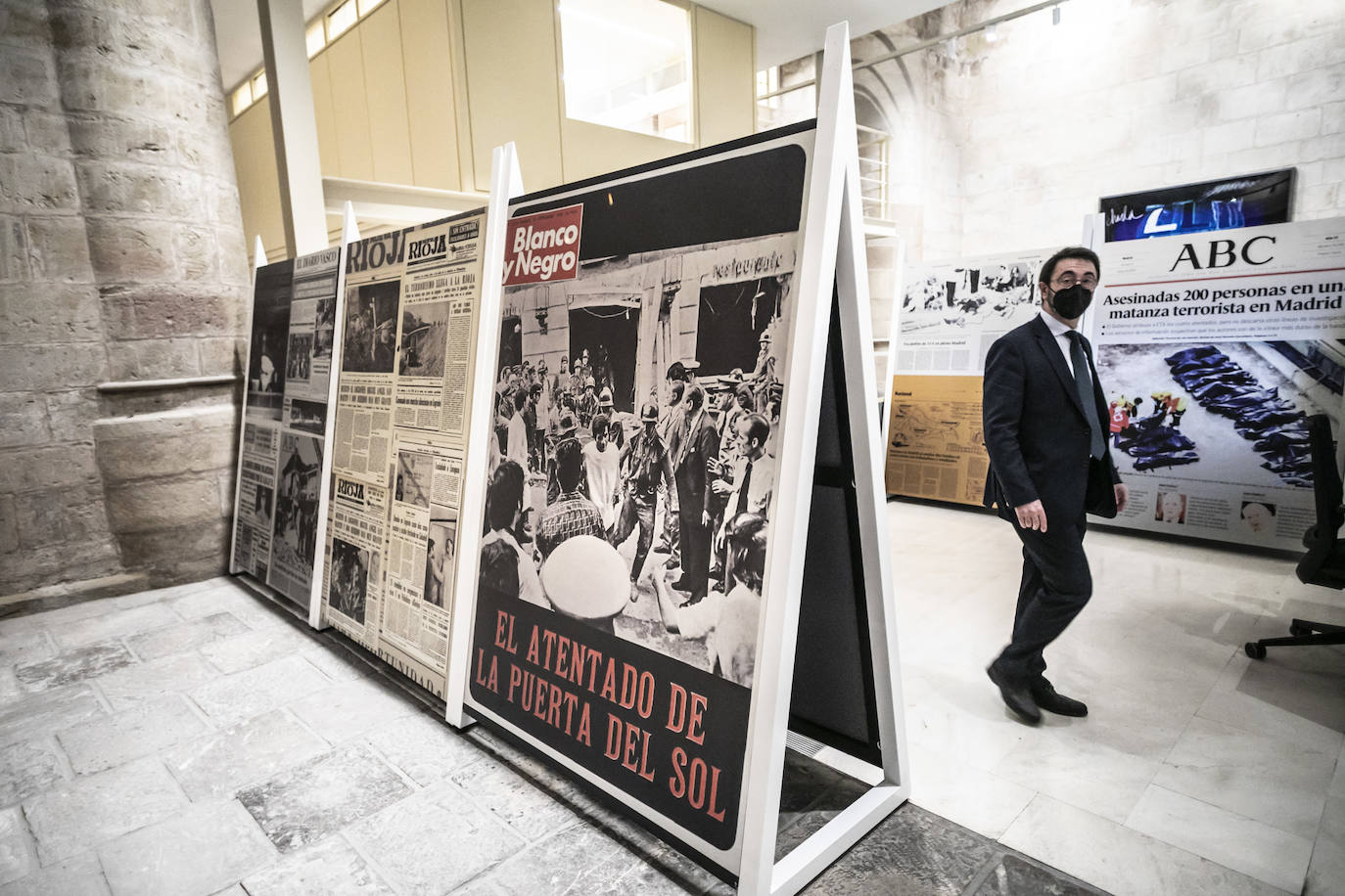 El Parlamento de La Rioja acoge la exposición 'El terror a portada', organizada por Vocento, la Fundación Víctimas del Terrorismo y el Centro Memorial de las Víctimas del Terrorismo. 