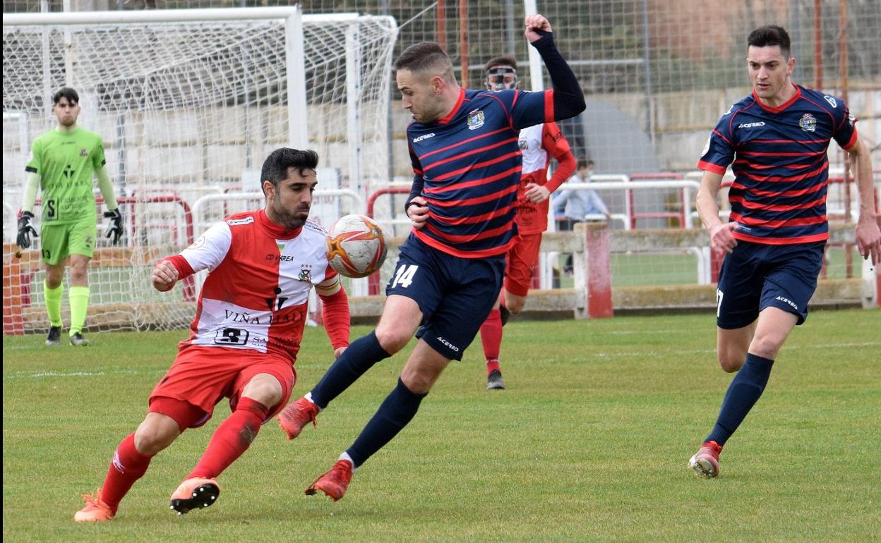 Chimbo y Jorge luchan por hacerse con el control del balón en el Ángel Aguado. 