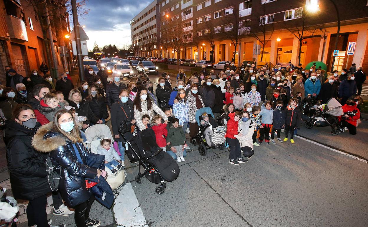 Vecinos de Siete Infantes de Lara protagonizaron el miércoles una concentración para pedir más seguridad para los peatones de la zona. 
