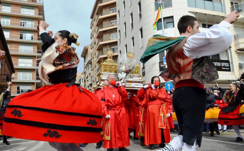 Los danzadores del grupo Coletores volvieron a bailar una jota a los santos a su llegada a la glorieta. 