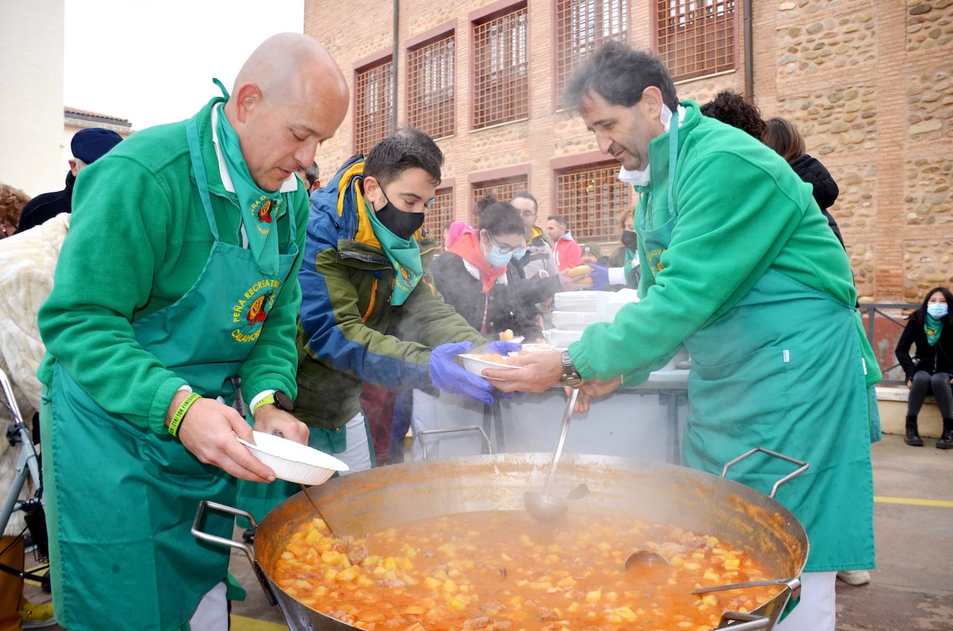 Fotos: Mascletá, salida de los gigantes, encierro infantil y degustación de calderetes de las peñas de Calahorra