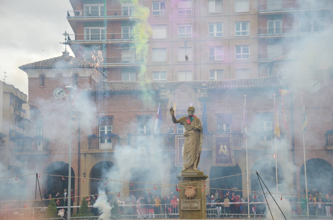 Fotos: Mascletá, salida de los gigantes, encierro infantil y degustación de calderetes de las peñas de Calahorra