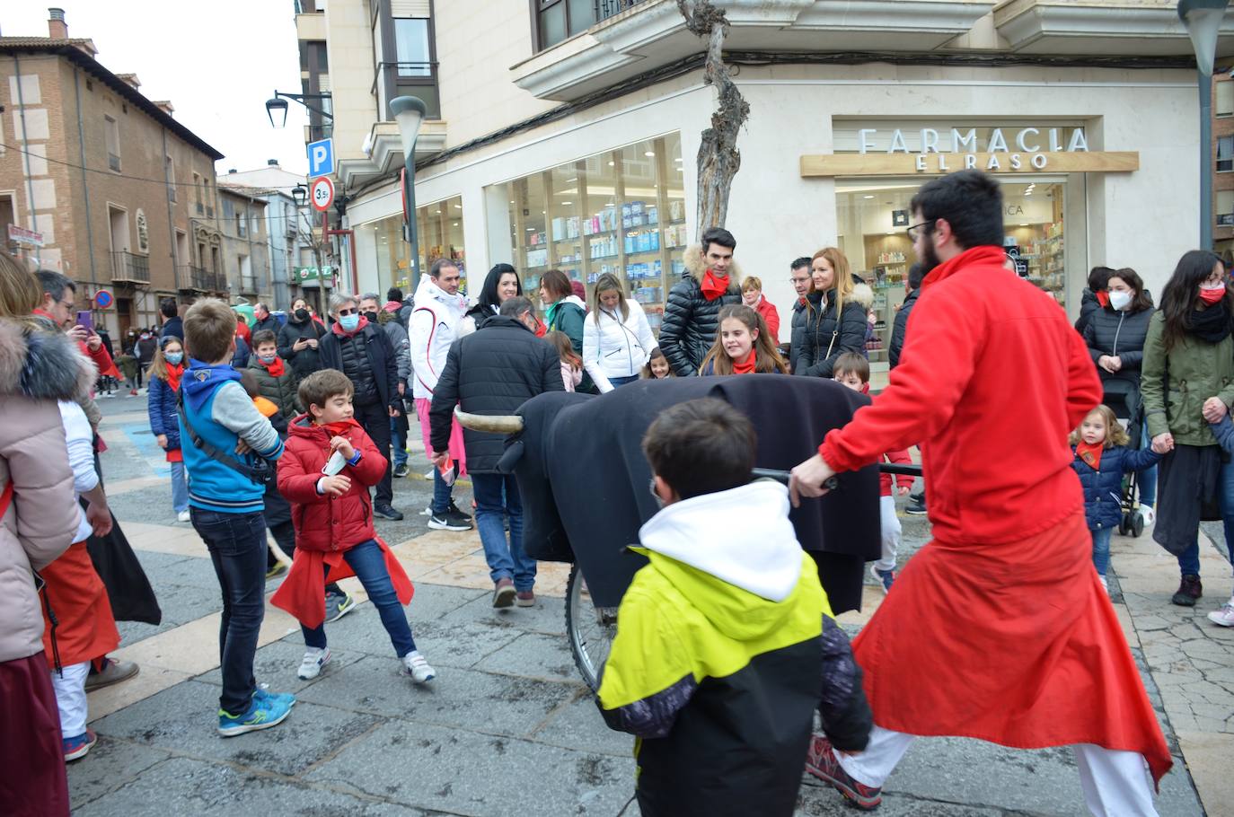 Fotos: Mascletá, salida de los gigantes, encierro infantil y degustación de calderetes de las peñas de Calahorra