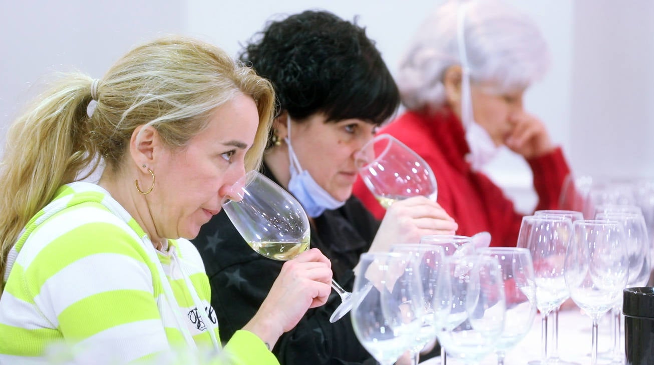 Rafael Usoz presentó para lomejordelvinoderioja las tres elaboraciones de viñedo singular y la gama tradicional de Sonsierra, todas ellas elaboradas con uvas de viñedos de más de 40 años. 