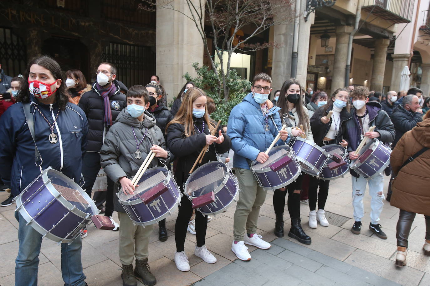 La Hermandad de Cofradías de la Semana Santa de Logroño graba un 'flashmob' en la calle Portales para anunciar su próximo regreso