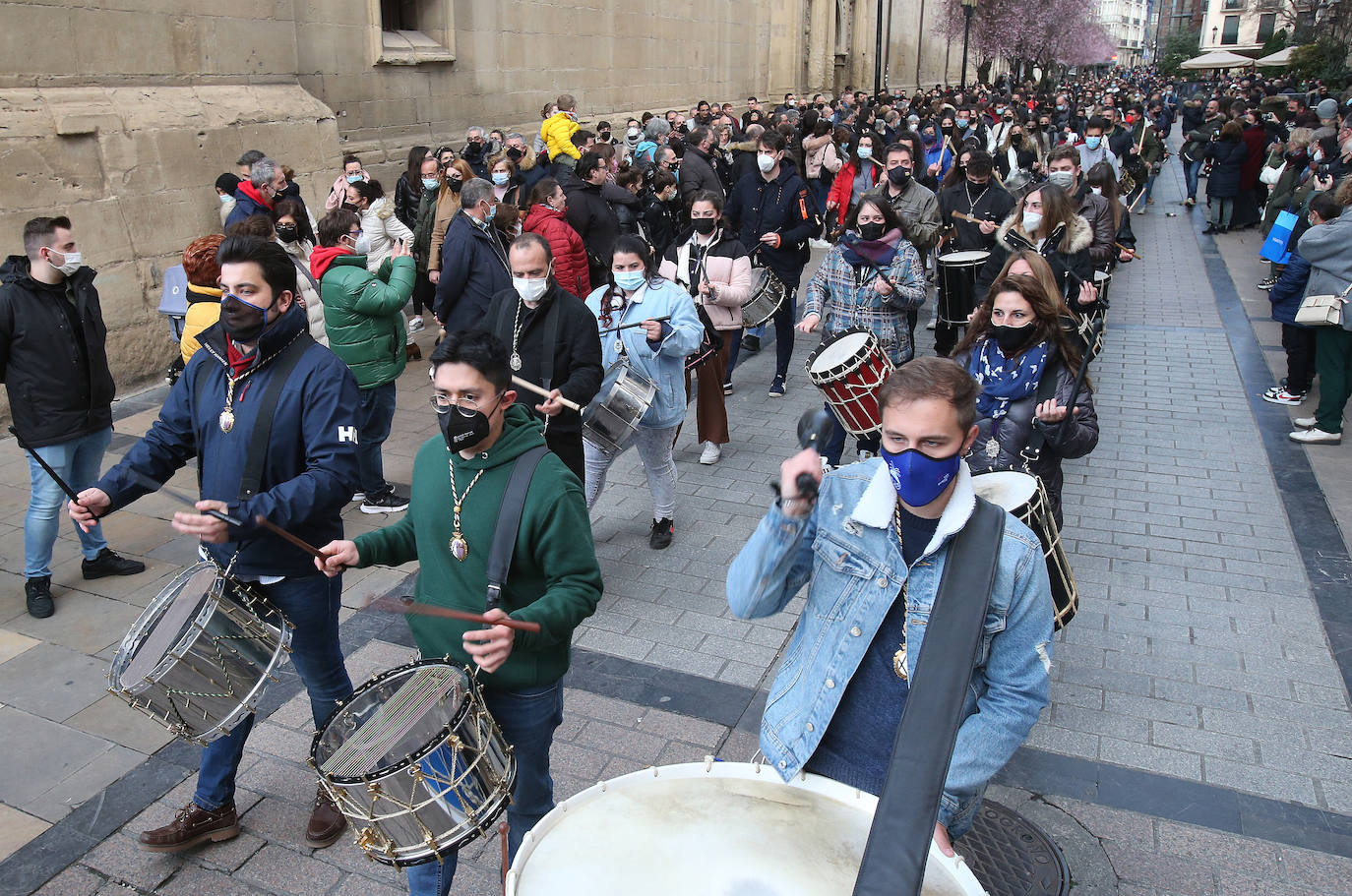 La Hermandad de Cofradías de la Semana Santa de Logroño graba un 'flashmob' en la calle Portales para anunciar su próximo regreso