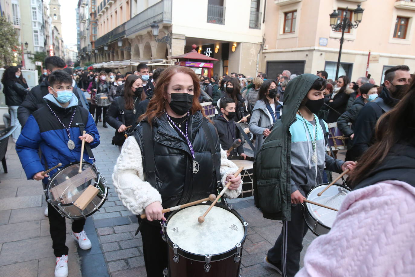 La Hermandad de Cofradías de la Semana Santa de Logroño graba un 'flashmob' en la calle Portales para anunciar su próximo regreso