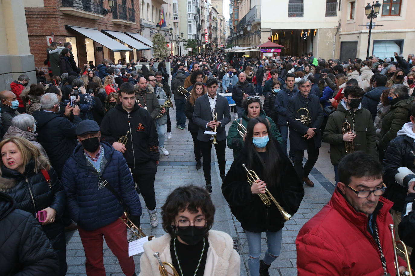 La Hermandad de Cofradías de la Semana Santa de Logroño graba un 'flashmob' en la calle Portales para anunciar su próximo regreso