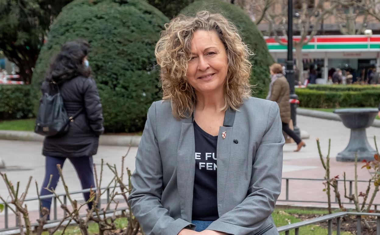 Amaia Castro, en un banco de La Rosaleda de El Espolón logroñés. 