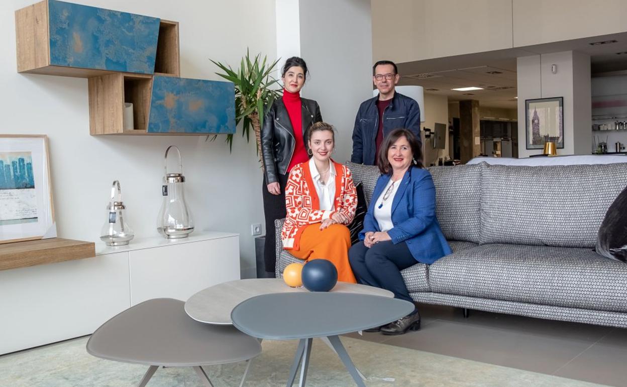 Carmen Blanco, de azul, con parte del equipo de Re9. 