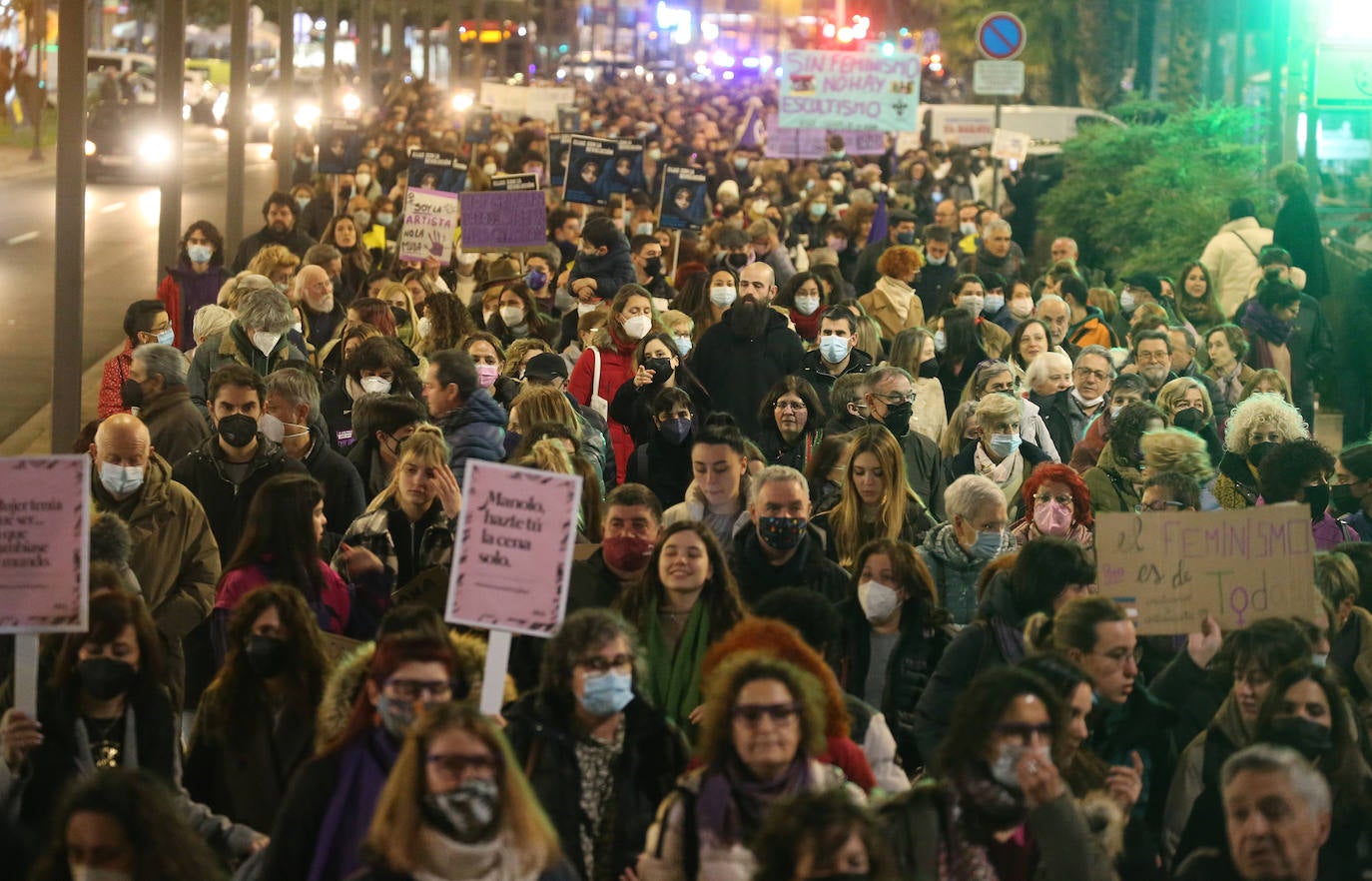 Fotos: La marea morada recorre las calles de Logroño en un esperado 8M