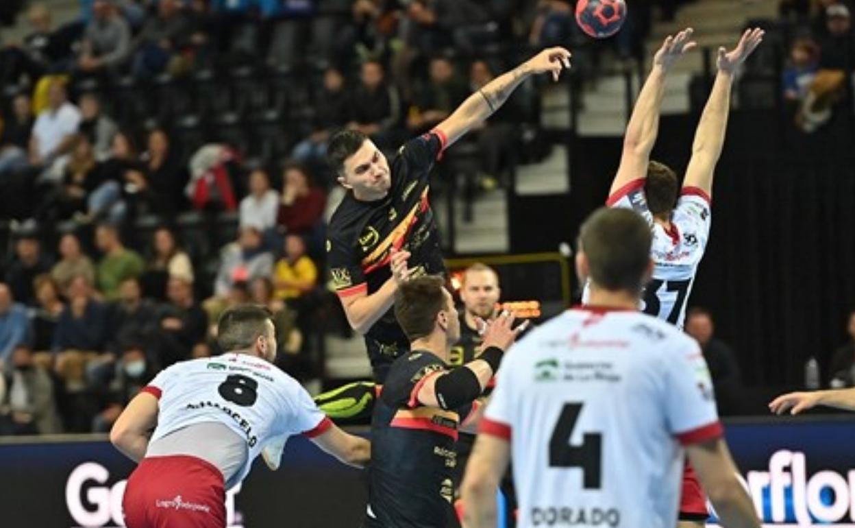 Kristjansson se eleva sobre Kisselev para lanzar a portería. 