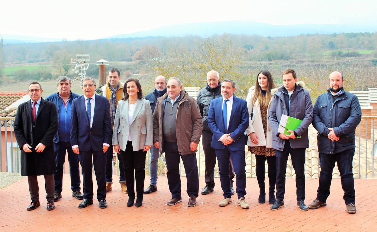 Concha Andreu, junto a otras autoridades y alcaldes en Hornos. 