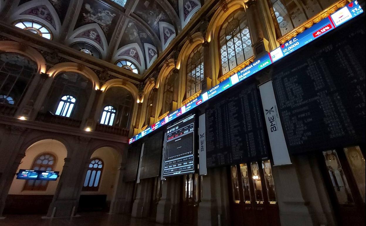 Pantallas de cotización en el interior de la Bolsa de Madrid. 