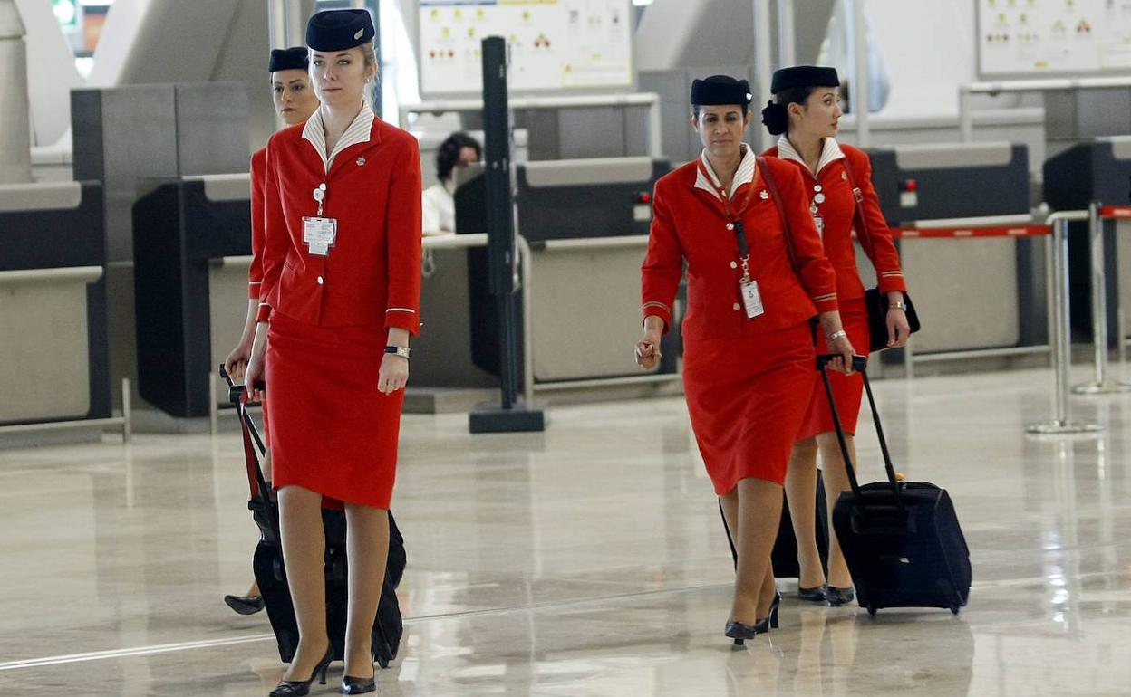 Azafatas caminando con tacones por la terminal del aeropuerto de Barajas. 