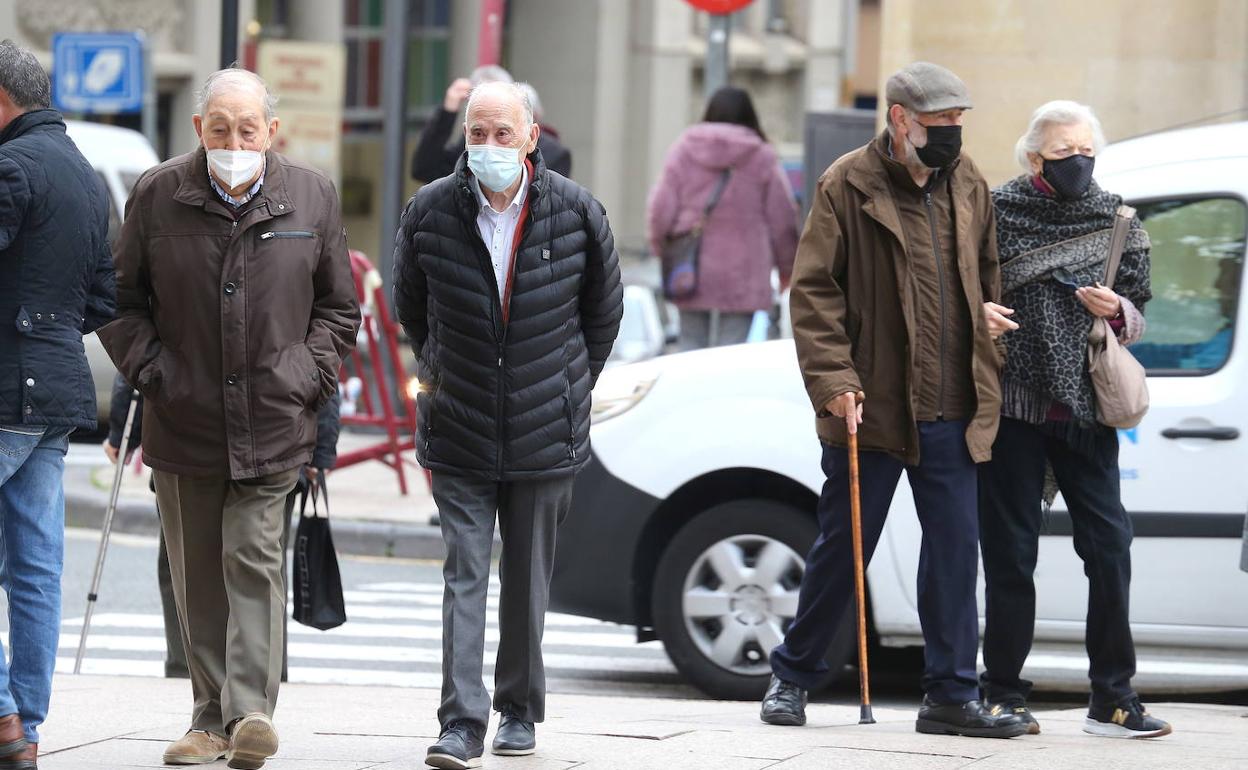 Personas con mascarillas en Logroño. 