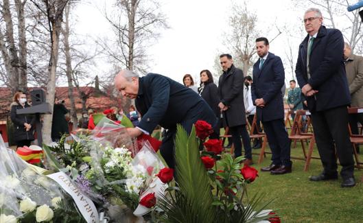 Jerónimo López, de la Asociación Riojana de Víctimas, deposita un ramo de flores.