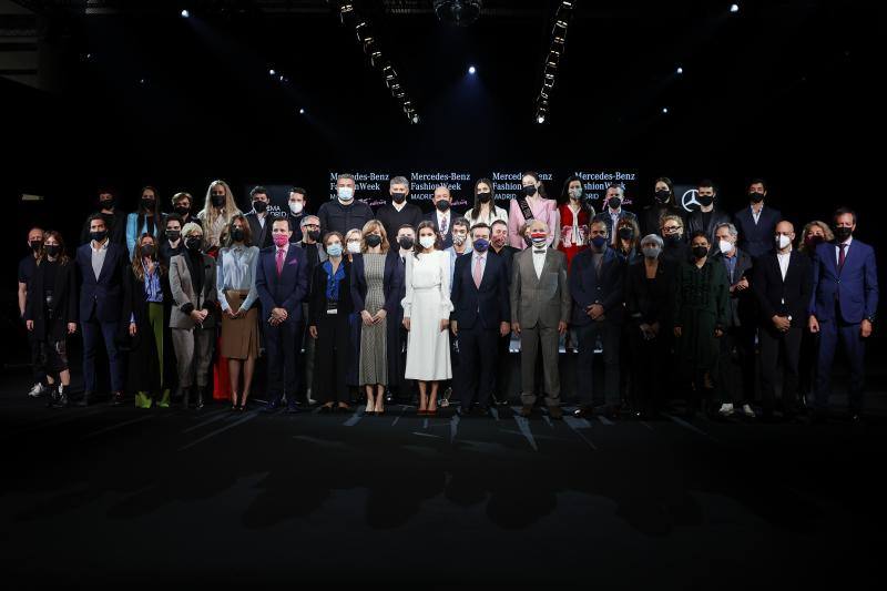 Doña Letizia se ha tomado una foto de familia con los diseñadores y organizadores de la pasarela. 