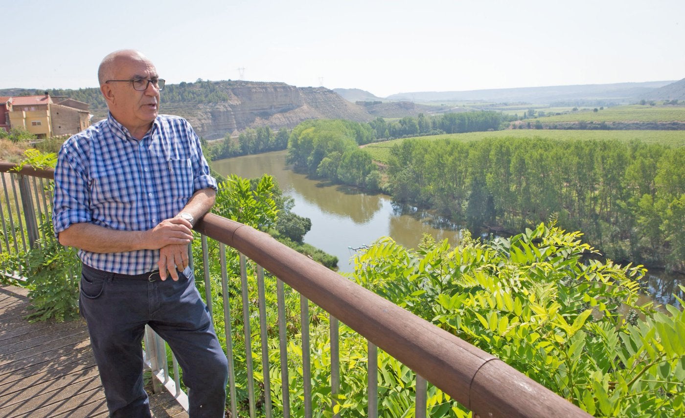 Salvador Velilla, en un mirador sobre el Ebro en Lapuebla de Labarca. 