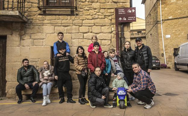 Los nuevos vecinos posan en la plaza Fermín Gurbindo de la localidad.