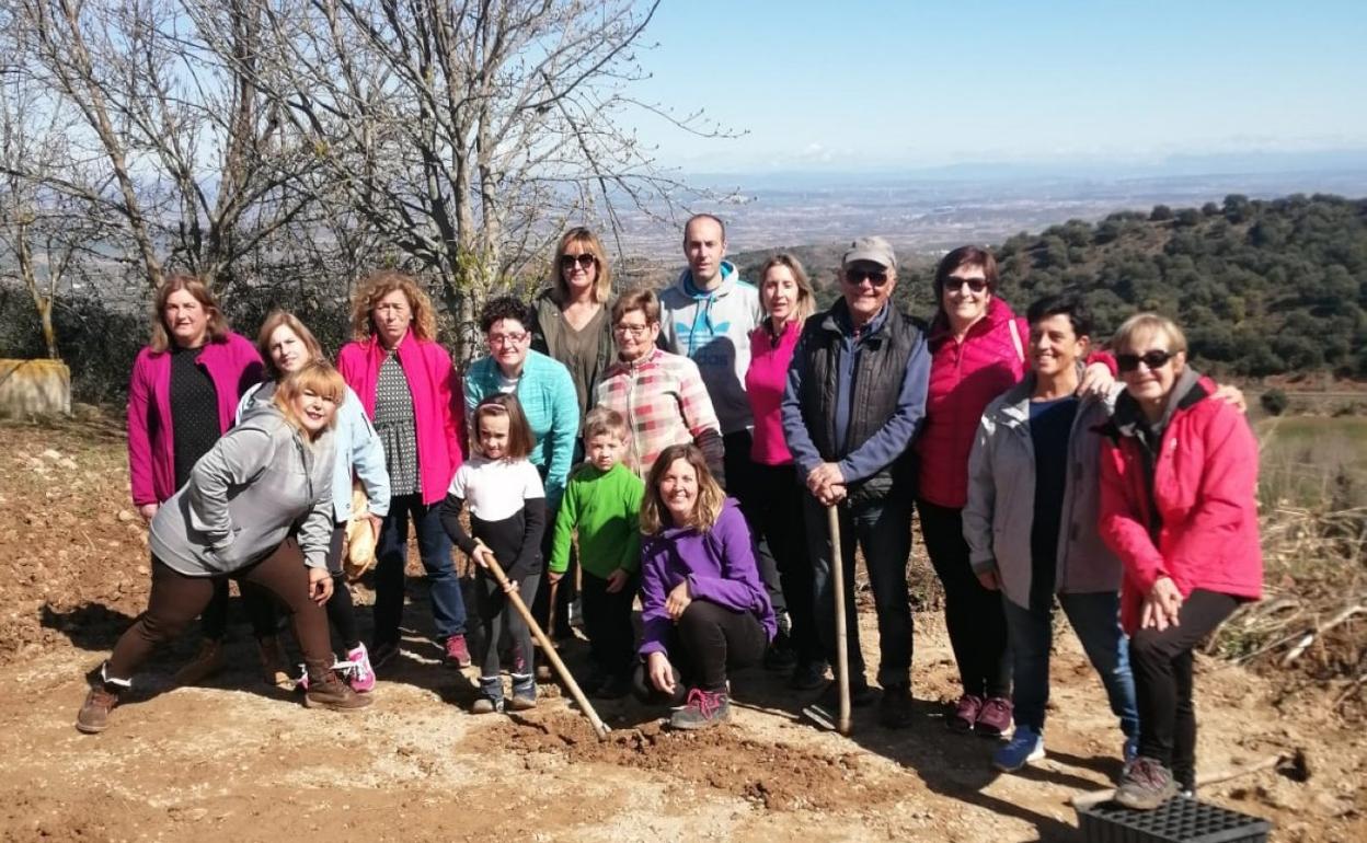 Varios participantes en la plantación de árboles en el Valle de Ocón. 