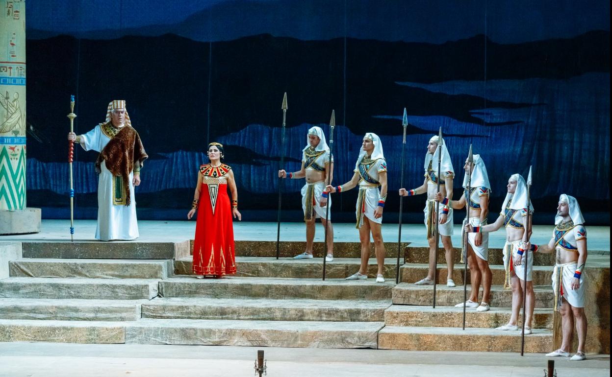 Escena de la ópera 'Aida' que hoy se presenta en Logroño. 