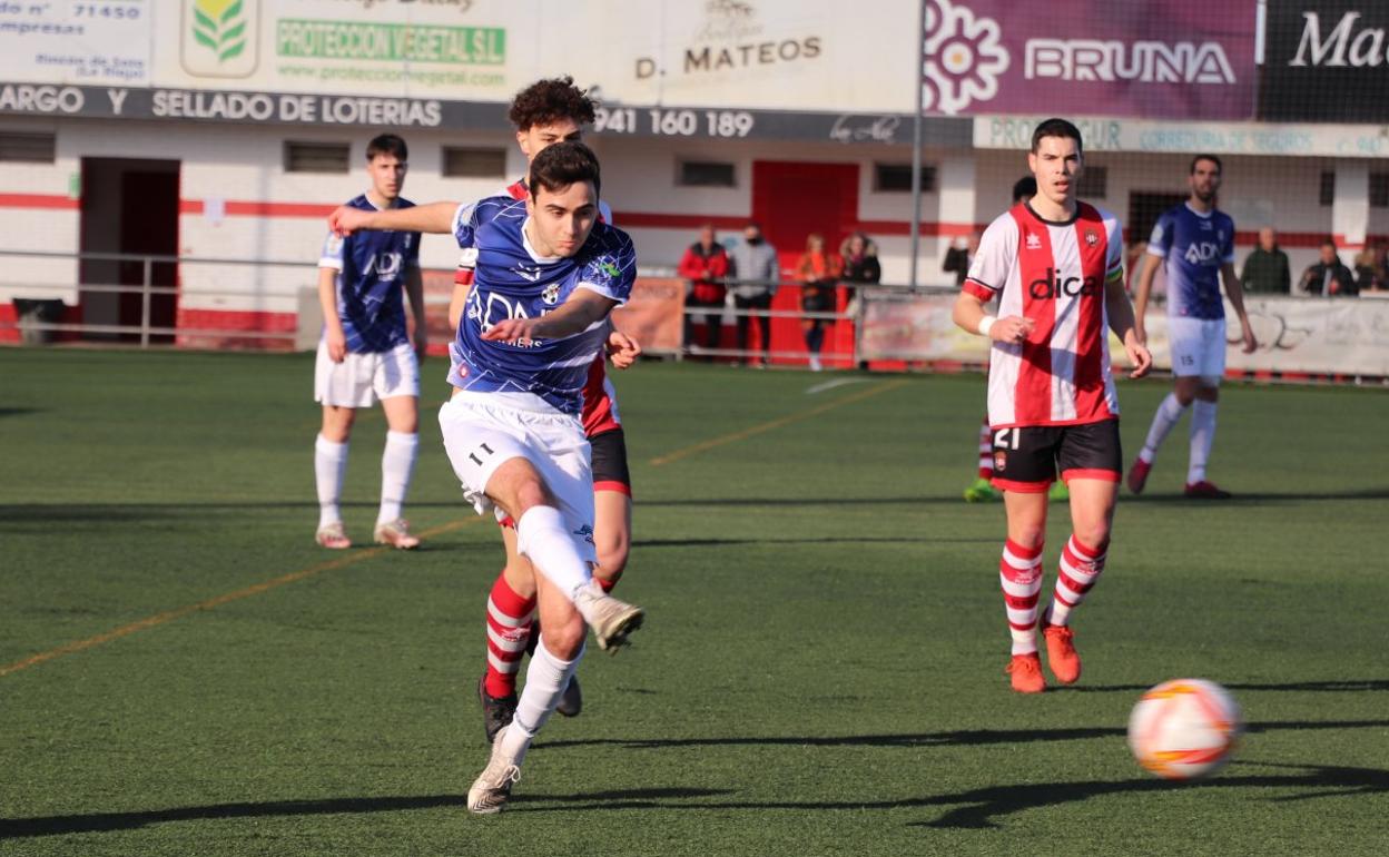 Sergio prueba en un lanzamiento lejano antes de aprovechar un error defensivo para marcar el primer gol arnedano de la tarde. 