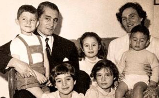 Imagen principal - Carmen Laforet y Manuel Cerezales con sus cinco hijos. La escritora, de niña en la playa de la Canteras y el manuscrito de 'Nada' 