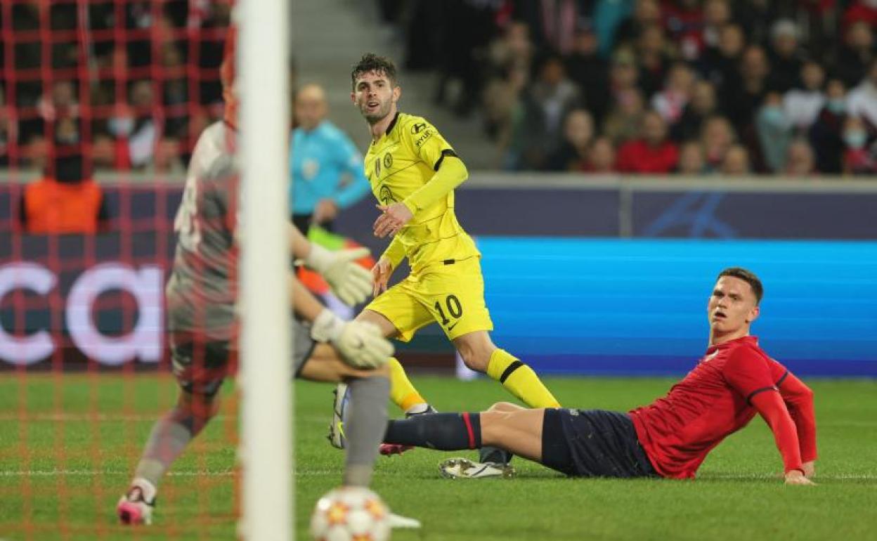 Pulisic marca el primer gol del Chelsea en Lille. 