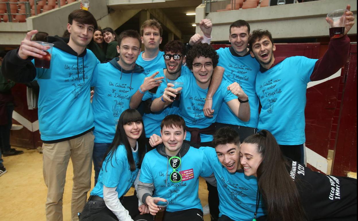 Un grupo de jóvenes disfruta de la fiesta en el coso de La Ribera.