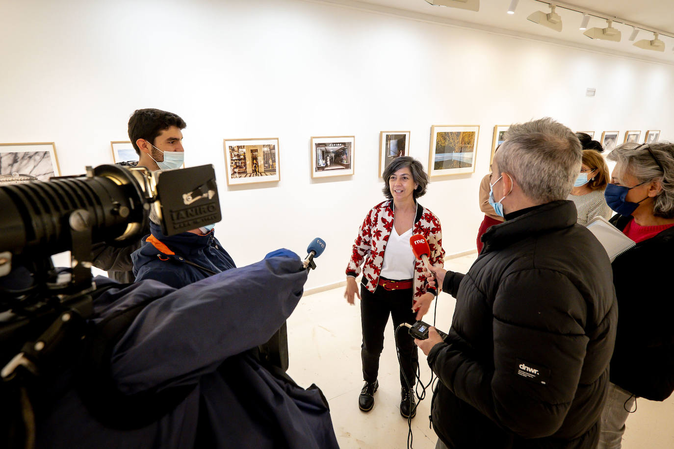 La exposición 'Teresa Rodríguez. Solo fotografías' recoge un centenar de imágenes captadas por la creadora logroñesa a lo largo de su vida y puede visitarse en la Sala de Exposiciones del Ayuntamiento de Logroño hasta el 24 de abril.