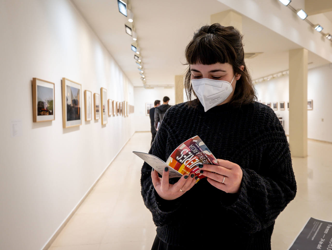 La exposición 'Teresa Rodríguez. Solo fotografías' recoge un centenar de imágenes captadas por la creadora logroñesa a lo largo de su vida y puede visitarse en la Sala de Exposiciones del Ayuntamiento de Logroño hasta el 24 de abril.