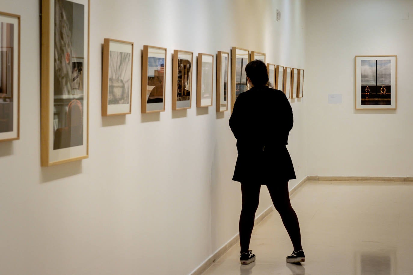 La exposición 'Teresa Rodríguez. Solo fotografías' recoge un centenar de imágenes captadas por la creadora logroñesa a lo largo de su vida y puede visitarse en la Sala de Exposiciones del Ayuntamiento de Logroño hasta el 24 de abril.