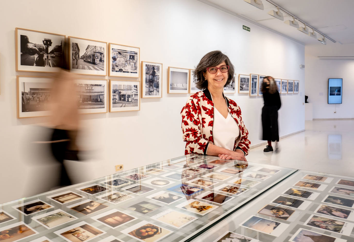 La exposición 'Teresa Rodríguez. Solo fotografías' recoge un centenar de imágenes captadas por la creadora logroñesa a lo largo de su vida y puede visitarse en la Sala de Exposiciones del Ayuntamiento de Logroño hasta el 24 de abril.