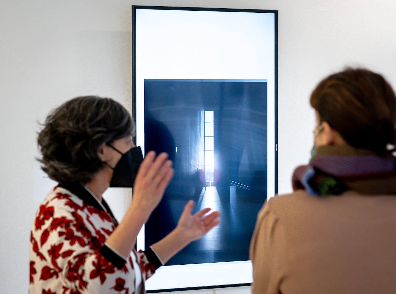 La exposición 'Teresa Rodríguez. Solo fotografías' recoge un centenar de imágenes captadas por la creadora logroñesa a lo largo de su vida y puede visitarse en la Sala de Exposiciones del Ayuntamiento de Logroño hasta el 24 de abril.