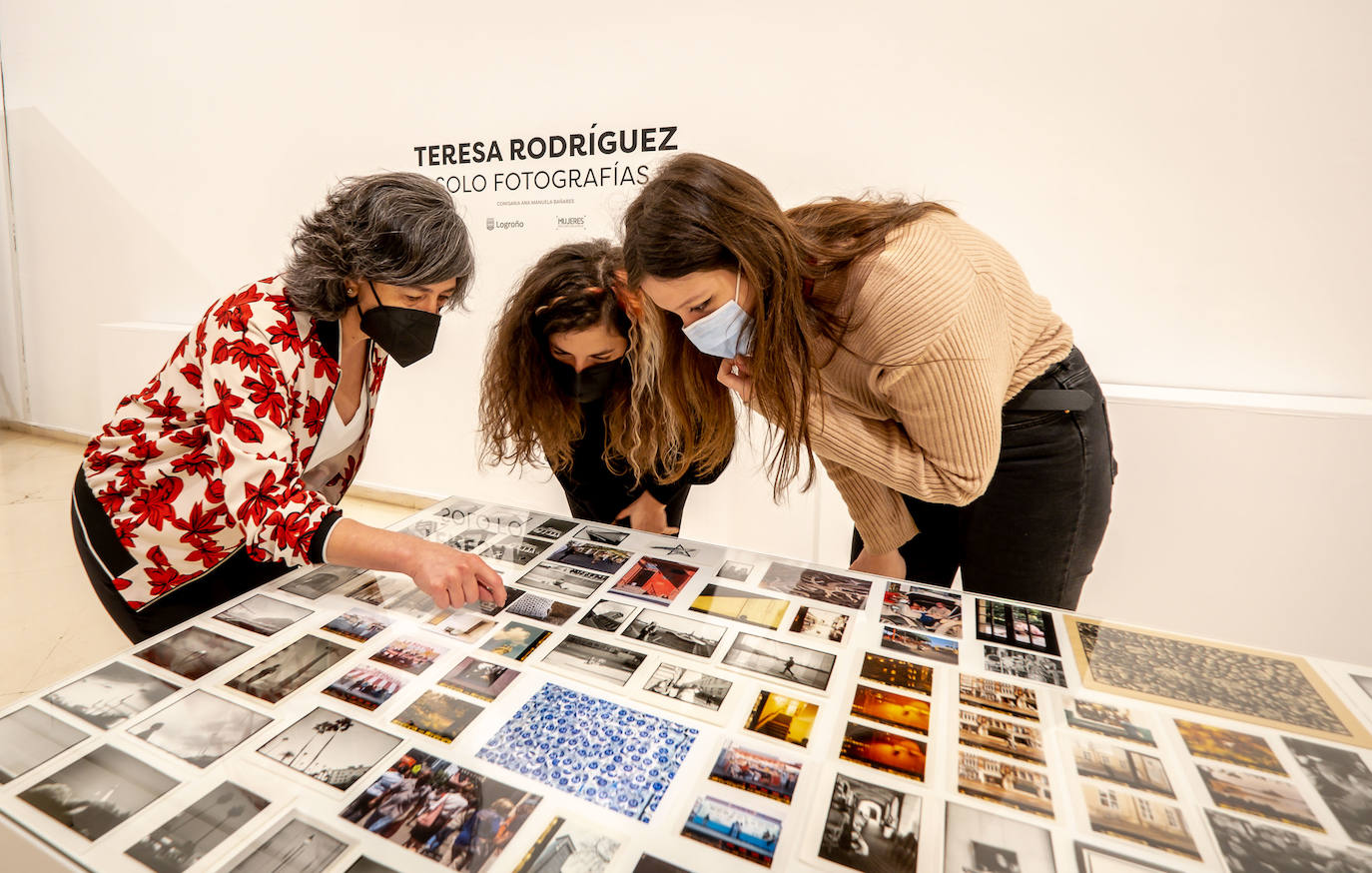 La exposición 'Teresa Rodríguez. Solo fotografías' recoge un centenar de imágenes captadas por la creadora logroñesa a lo largo de su vida y puede visitarse en la Sala de Exposiciones del Ayuntamiento de Logroño hasta el 24 de abril.