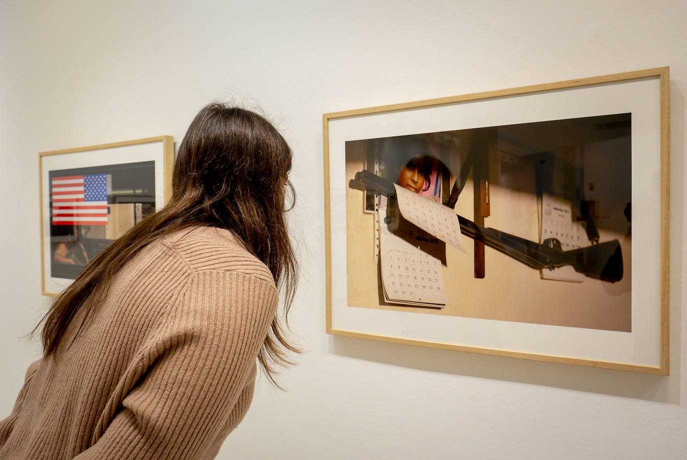 La exposición 'Teresa Rodríguez. Solo fotografías' recoge un centenar de imágenes captadas por la creadora logroñesa a lo largo de su vida y puede visitarse en la Sala de Exposiciones del Ayuntamiento de Logroño hasta el 24 de abril.