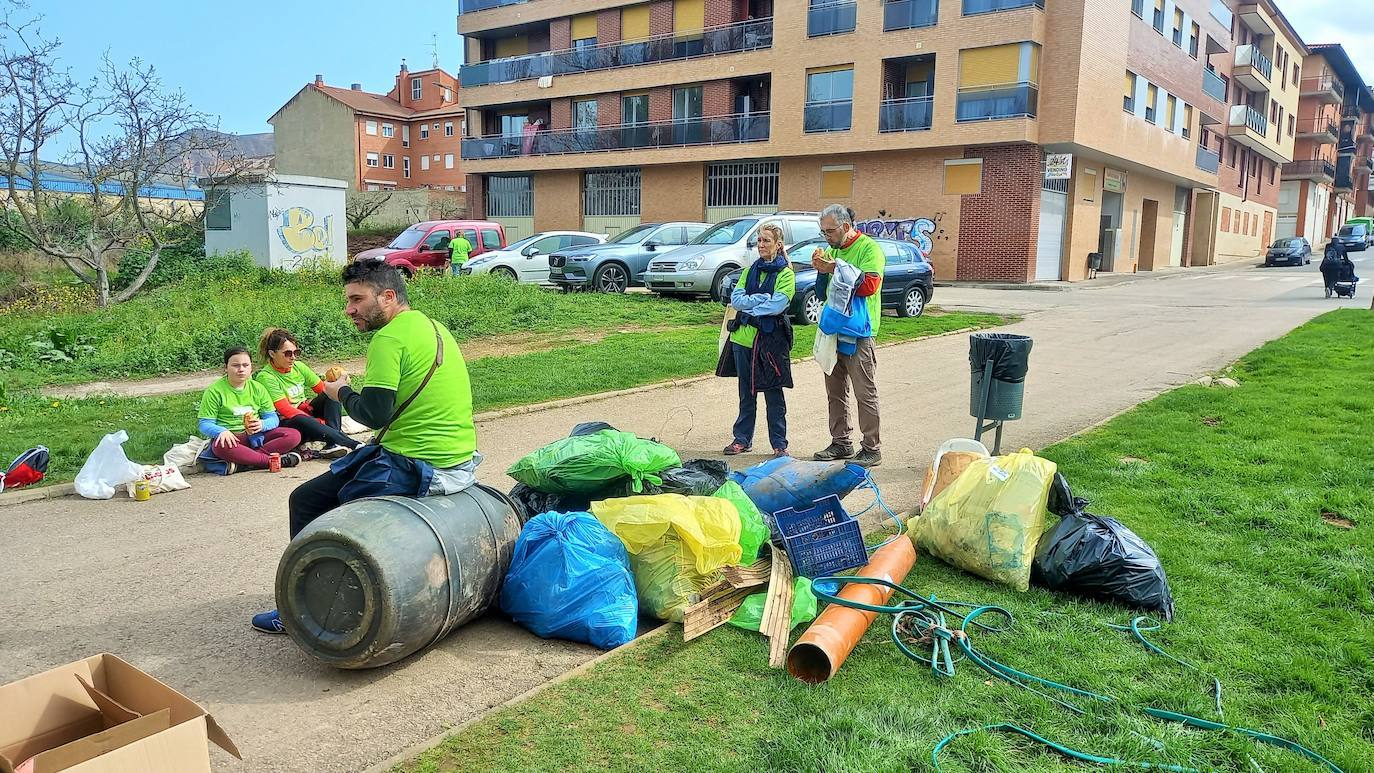 Fotos: Comando Basuraleza y Palacios promueven una recogida de residuos