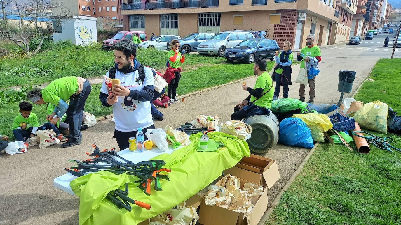 Fotos: Comando Basuraleza y Palacios promueven una recogida de residuos