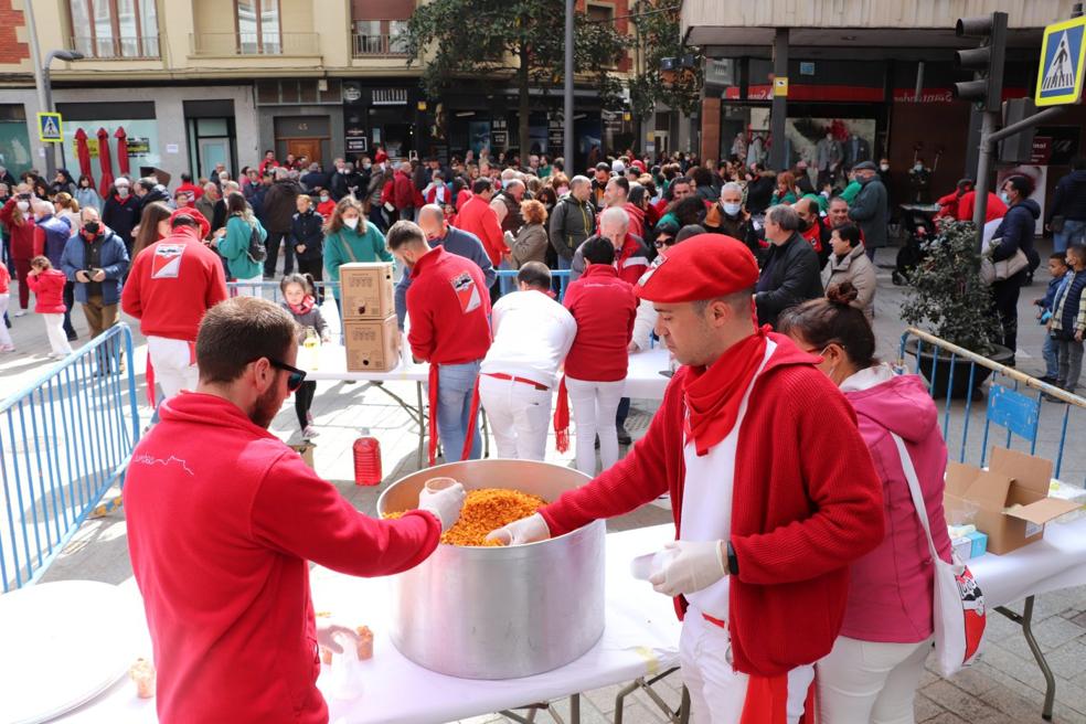 La tradicional degustación de migas, repartida por la Lubumbas, provocó una larga fila en la Puerta Munillo, ambientada por la charanga. 