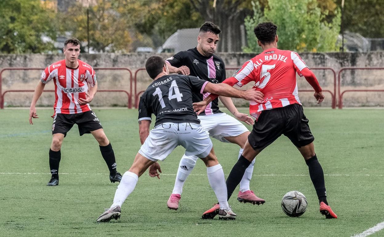 Ali intenta deshacerse de la zaga racinguista en el primer derbi del curso. 