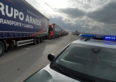 Imagen secundaria 1 - La Guardia Civil escolta desde La Rioja 33 vehículos articulados «para garantizar el abastecimiento»