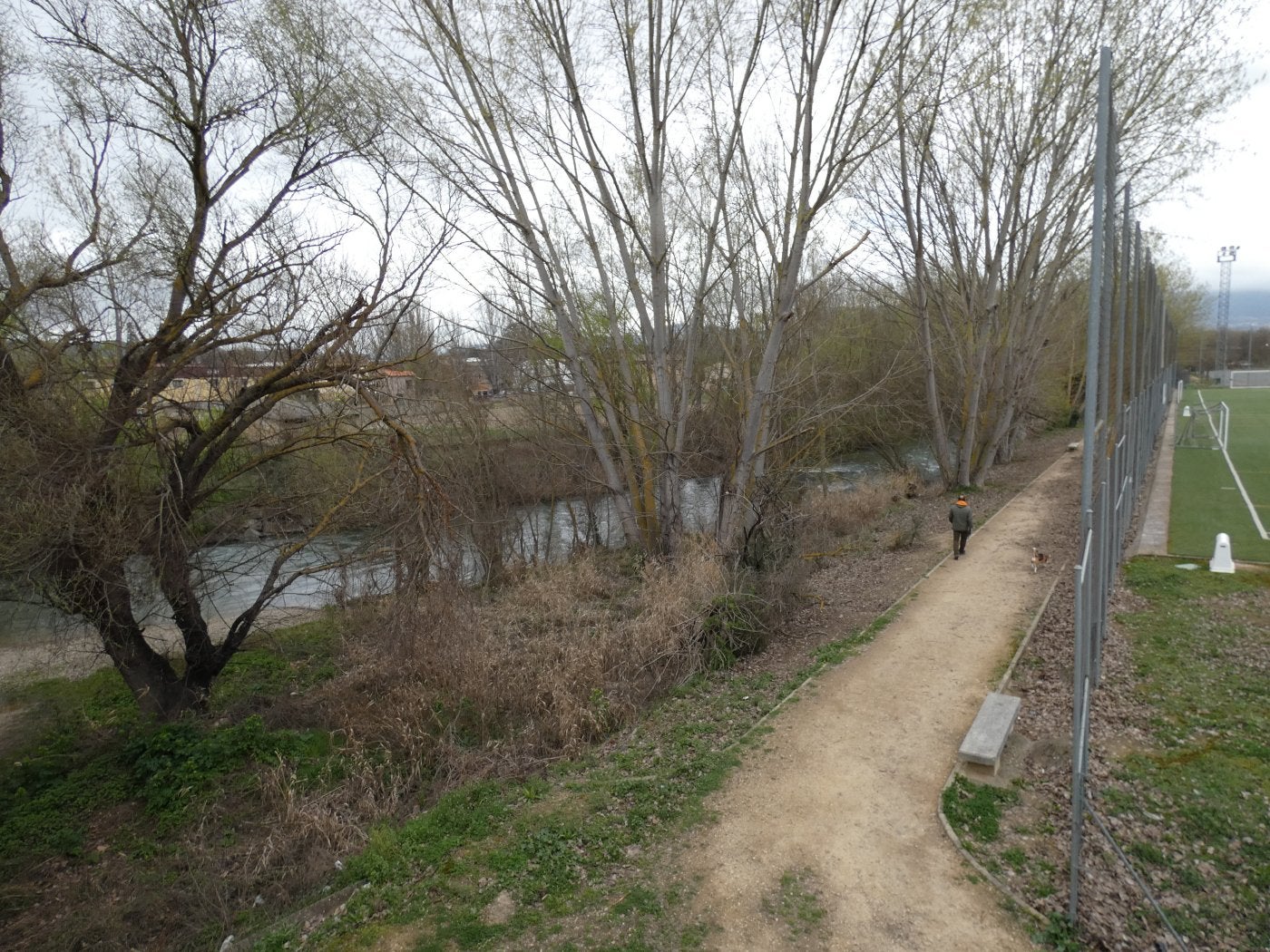 Paseo junto al campo de fútbol de El Ferial, al lado del puente de la LR-111 que conduce al Barrio de la Estación. 